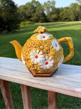 Vintage Fred Roberts Gold & White Daisy Ceramic Teapot W/Lid. 6.5"H 1960-70s